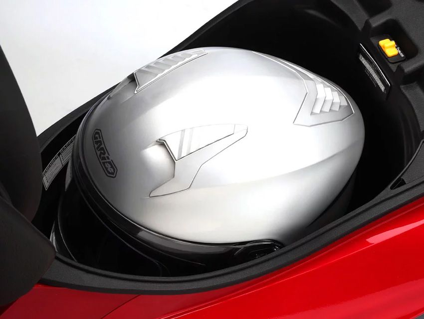 Espacio bajo el asiento para un casco integral